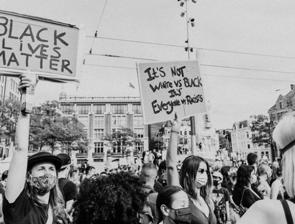 Black Lives Matter dà un impulso all’inclusività per molte Big Corp Black Lives Matter dà un impulso all’inclusività per molte Big Corp