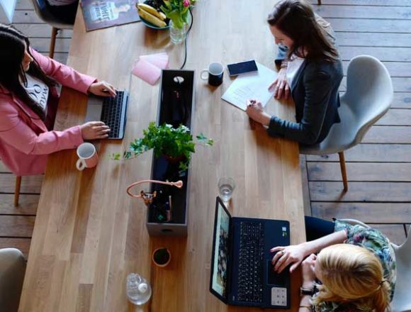 Lavoro ibrido: Twitter, Microsoft e Facebook sono i precursori di questa nuova direzione Lavoro ibrido: Twitter, Microsoft e Facebook sono i precursori di questa nuova direzione