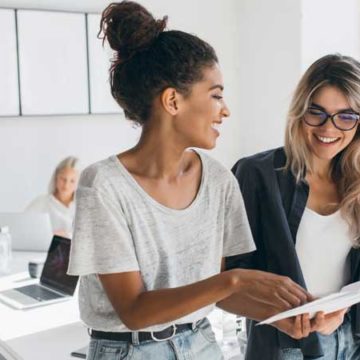 Carovita, flessibilità nei tempi e nelle modalità di lavoro, impatto climatico: ecco come i Millennials e la Gen Z vivono il mondo del lavoro