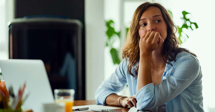 Sindrome dell’impostore: 7 italiani su 10 la sperimentano sul lavoro Sindrome dell’impostore: 7 italiani su 10 la sperimentano sul lavoro