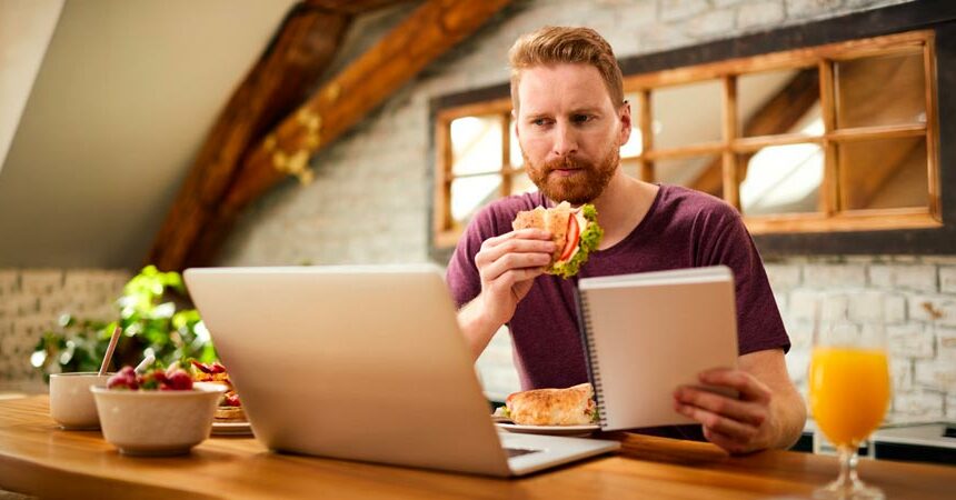 Mangiare davanti al computer è una scelta o un segnale di cattiva organizzazione? Mangiare davanti al computer è una scelta o un segnale di cattiva organizzazione?